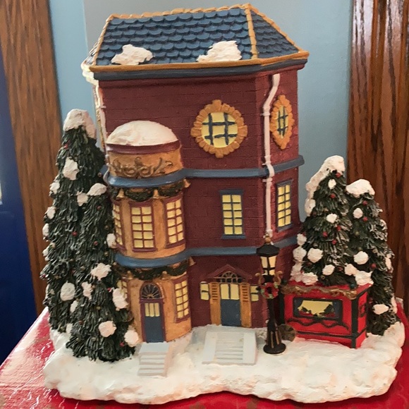 Vintage Christmas music box w/ original box by Home for the Holidays. Good shape - Picture 2 of 7